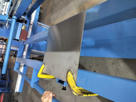 Macchina per la lavorazione dei fogli di metallo per la lavorazione artigianale di lavandini