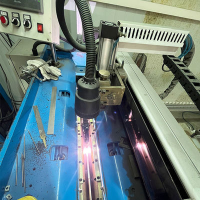 Macchina di saldatura laser avanzata ad alta precisione CNC per il collegamento di materiale per utensili da cucina con cucitura dritta