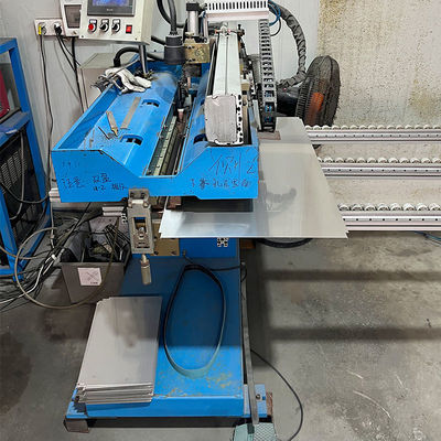 Macchina di saldatura a cucitura retta di alta qualità per pannelli di metallo robusto in acciaio inossidabile per diversi gradi di materiale
