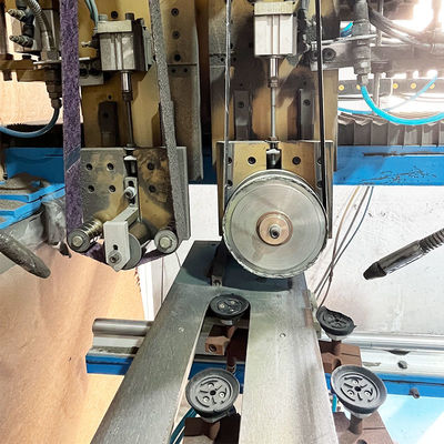 Macchina di rettificazione a cucitura diretta per la lavorazione artigianale di lavandini