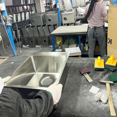 La fabbricazione di lavandini artigianali è stata resa più facile con la linea di produzione automatizzata