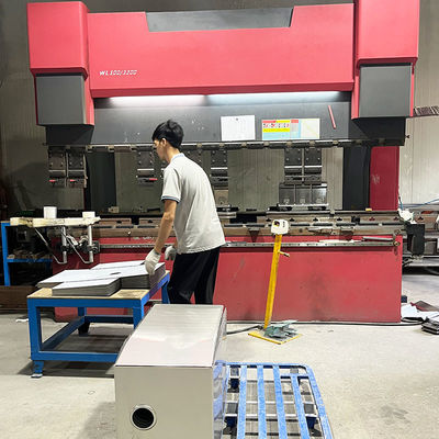 Macchina per piegare fogli di acciaio inossidabile a plasma tagliato a precisione CNC per lavandini artigianali di fascia alta