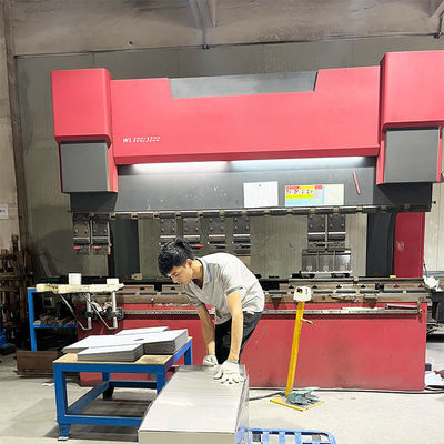 Macchina per piegare fogli di acciaio inossidabile a plasma tagliato a precisione CNC per lavandini artigianali di fascia alta