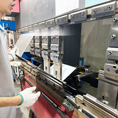 Macchine per piegare fogli di acciaio inossidabile per lavandini nelle cucine commerciali e nelle applicazioni domestiche