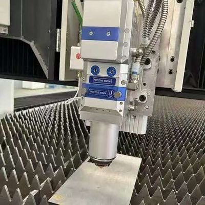 Macchina di taglio laser CNC ad alta precisione per fogli di metallo da 3 kW per l'industria del mobile, dell'aeronautica e dell'elettronica