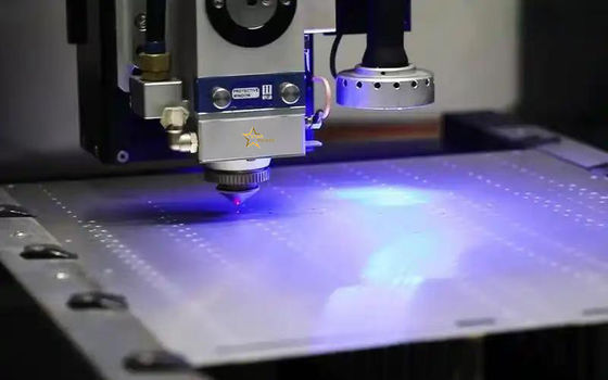 Macchina di taglio laser CNC ad alta precisione per fogli di metallo da 3 kW per l'industria del mobile, dell'aeronautica e dell'elettronica