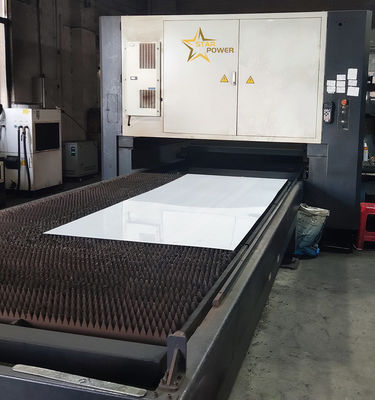 Macchina di taglio laser ad alta potenza per la linea di produzione di utensili da cucina