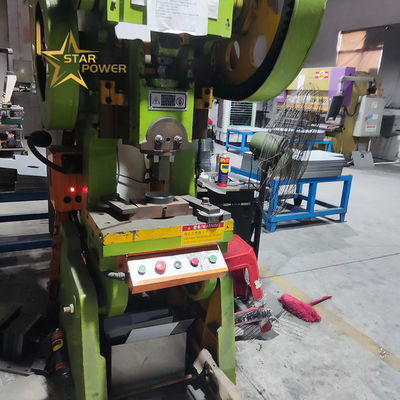 Manipolazione efficiente della pressa a foratura a gola profonda per la produzione di lavandini di cucina artigianali