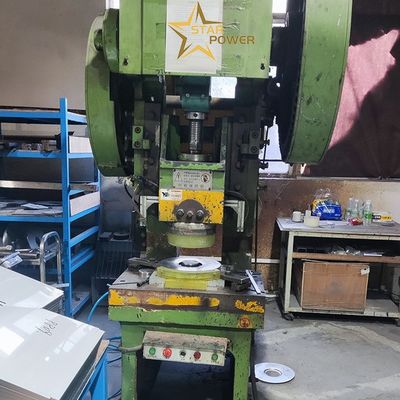 Manipolazione efficiente della pressa a foratura a gola profonda per la produzione di lavandini di cucina artigianali