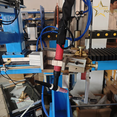 Macchina di saldatura a piano per la lavanderia di cucina personalizzata con sistema di controllo CNC avanzato per la saldatura di utensili e utensili da cucina