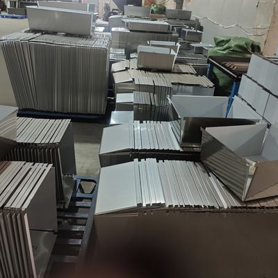 L'intera linea di produzione di lavandini manuali