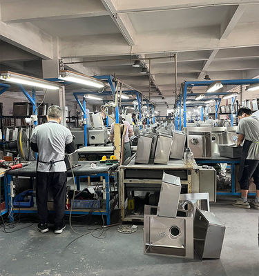 L'intera linea di produzione di lavandini manuali automatici è integrata