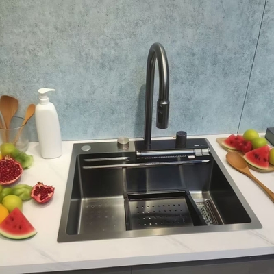 Lavello di cucina in acciaio inossidabile con lavandino
