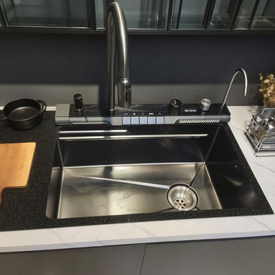 Lavello di cucina in acciaio inossidabile con lavandino