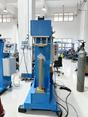 Macchine idrauliche per formare e unire gli angoli