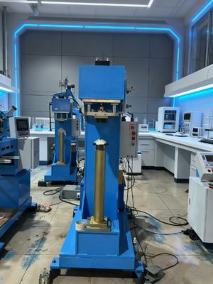 Macchine idrauliche per formare e unire gli angoli