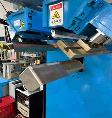 Saldatrice CNC per cuciture verticali e angoli inferiori - Saldatrice speciale