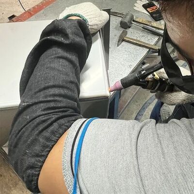 Saldatrice per cuciture diritte per la produzione di lavelli da cucina fatti a mano